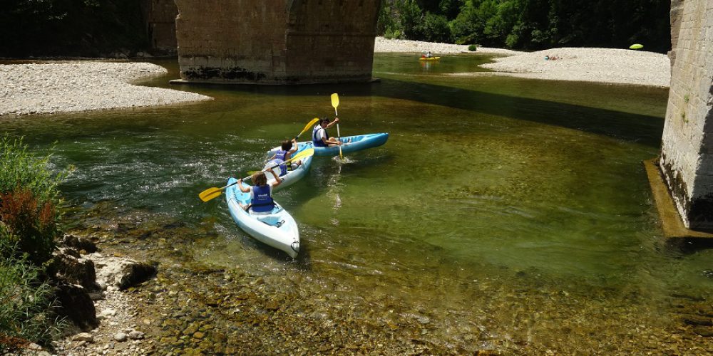 http://cevennes-evasion.fr/wp-content/uploads/2017/04/canoe-gorges-tarn.jpg