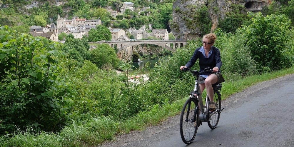 https://cevennes-evasion.fr/wp-content/uploads/2015/12/Vélo-électrique-Gorges-Tarn-1.jpg